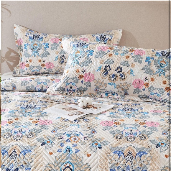 Floral Patterned Quilt Set - Picture 4 of 9